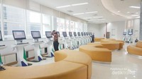 Hall pendaftaran online bagi pengunjung yang ingin membuat kartu keanggotaan.
