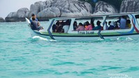 Kapal yang mengangkut wisatawan