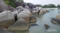 Bebatuan di Pantai Laskar Pelangi