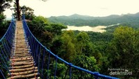 Jembatan gantung yang harus dilewati traveler sebelum terjun untuk flying fox