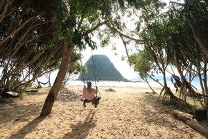 Begini Keindahan Pantai Pulau Merah di Banyuwangi