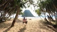 Kita bisa bersantai sepanjang hari di pantai nan indah ini