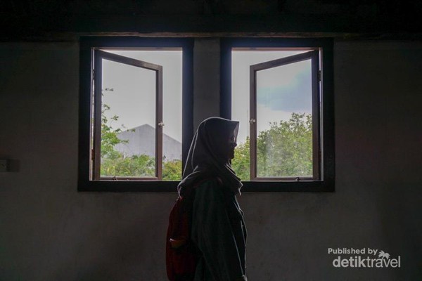 Bagian atap Lawang Sewu yang dihiasi banyak jendela, membuat para pengunjung bisa menghirup udara segar dan melihat sebagian sudut Kota Semarang.