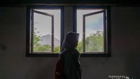 Bagian atap Lawang Sewu yang dihiasi banyak jendela, membuat para pengunjung bisa menghirup udara segar dan melihat sebagian sudut Kota Semarang.