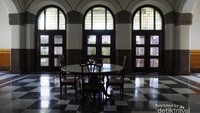 Jendela menyerupai pintu yang amat besar, membuat para pengunjung terlihat kecil saat didekatnya.