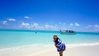 Boat harus berhenti cukup jauh dari Sandbank karena dataran pasir yang meninggi.
