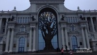 Pohon di tengah gedung