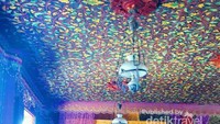 Ukiran di atapnya warna-warni