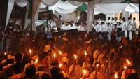 Suasana ramai masyarakat dan peserta pawai