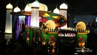 Ada pula miniatur masjid yang dibawa saat karnaval