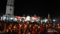 Pawai obor di sepanjang jalan