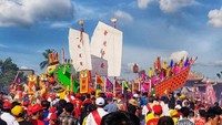 Sebelum dibakar, replika tongkang diarak keliling kota.