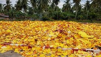 Tumpukan kertas kuning (kim cua) tempat meletakkan replika tongkang sebelum dibakar.