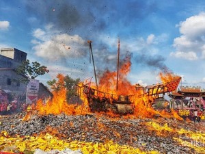 Begini Meriahnya Ritual Bakar Tongkang di Riau