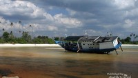 muara sungai yang mengalir ke laut.