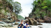 Foto di antara batu-batu karang di Teluk Ijo