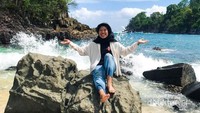Karang di tepi Teluk Ijo