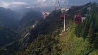 Hamparan bukit nan hijau menemani perjalanan menaiki cable car Genting