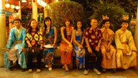 Berfoto bersama para penerima tamu