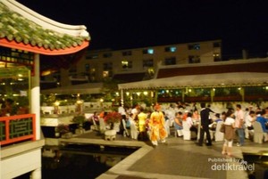 Begini Rasanya Makan di Restoran Terbesar se-Asia Tenggara
