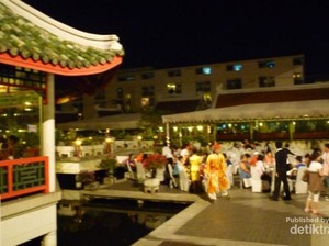 Begini Rasanya Makan di Restoran Terbesar se-Asia Tenggara