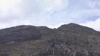 Berfoto di gunung