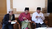 Menyantap hidangan sambil berdiskusi