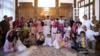 Masyarakat Indonesia berfoto bersama