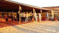 Tenda-tenda yang dibangun untuk wisatawan yang ingin beristirahat, makan, dan menikmati pertujukan seni Timur Tengah