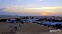 Pemandangan secara menyeluruh salah satu lokasi safari padang pasir di Gurun Al-Kharim Abu Dhabi