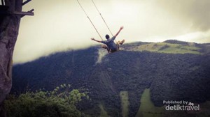 Begini Rasanya Naik Ayunan di Ujung Dunia