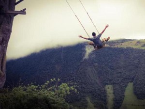 Begini Rasanya Naik Ayunan di Ujung Dunia