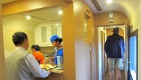 Pantry and gangway dalam kereta