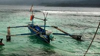 Kapal nelayang sebagai transportasi Tembakak-Pulau Pisang