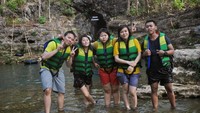 Berpose di depan Gua Pindul
