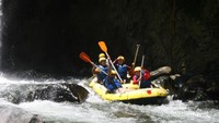 Seru-seruan rafting di sungai