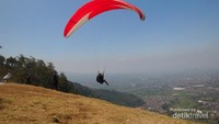 Paralayang di Gunung Banyak