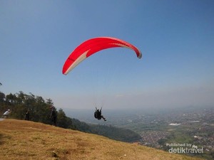 Begini Serunya Terbang di Atas Kota Batu
