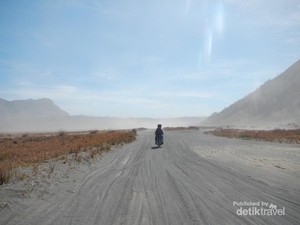 Begini Serunya Touring Motor di Lautan Pasir Bromo