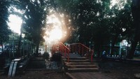 Jembatan di taman PIK.