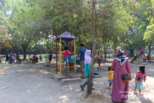Taman ini juga dilengkapi dengan permainan anak .