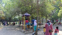 Taman ini juga dilengkapi dengan permainan anak .