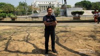 Saya berfoto dengan latar Monumen Lapu-Lapu