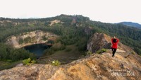 Kawah berwarna hitam yang bernama