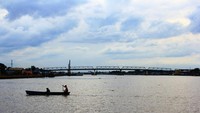 Jembatan Kapuas di kejauhan