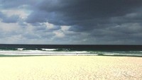 Awan hitam di atas lautan tidak mengurangi keindahan pantai ini