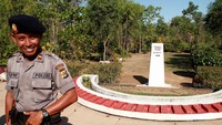 Ipda Maruf dan tugu perbatasan yang dirawatnya