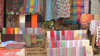 Penduduk disini juga menjual kain sebagai souvenir