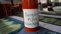 Tulisan bahasa Indonesia di dalam Masjid Niujie