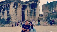 Tampak dTraveler sedang berpose di depan Tebing Breksi